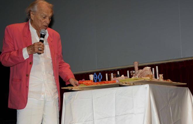 Una torta a forma di Teatro Romano per i 90 anni di Albertazzi 