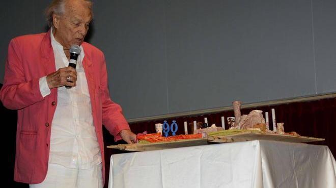 Una torta a forma di Teatro Romano per i 90 anni di Albertazzi