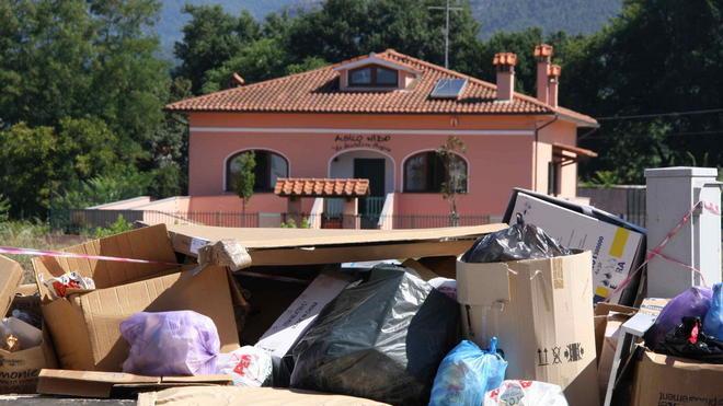 Montagna di rifiuti in via Tirreno