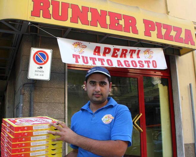 Niente ferie, solo affari saracinesche alzate per i negozi del centro di Prato
