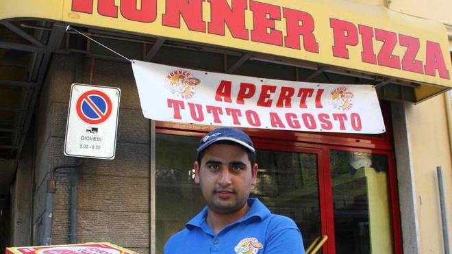 Niente ferie, solo affari saracinesche alzate per i negozi del centro di Prato