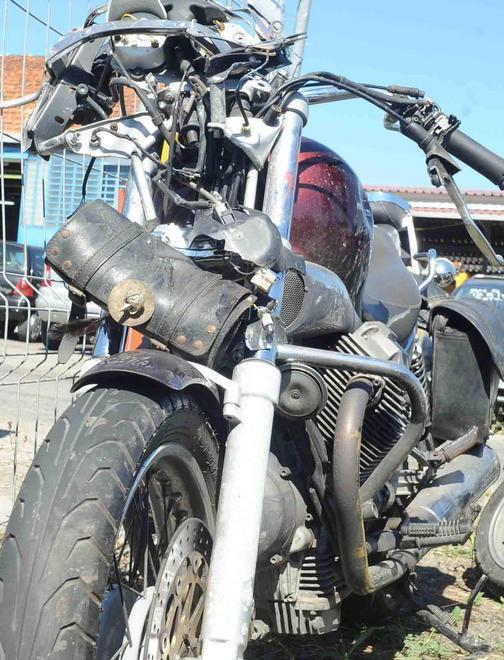 Si schianta in moto contro un’auto 
