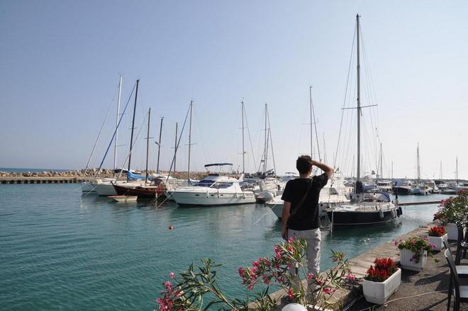 Il mare si mangia un pezzo di spiaggia 