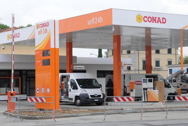Da stamani benzina low cost al Conad