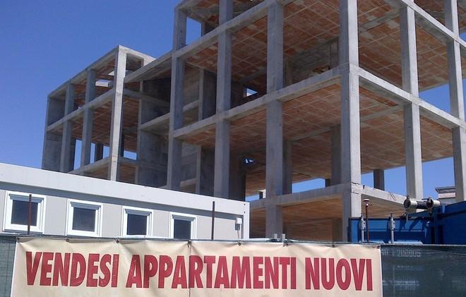 Uno scheletro di cemento sull’Aurelia 