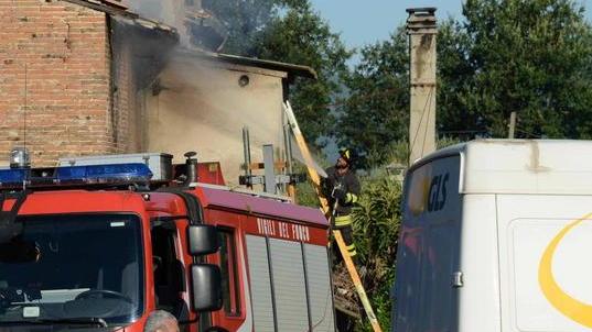 La casa va a fuoco, in tre all’ospedale