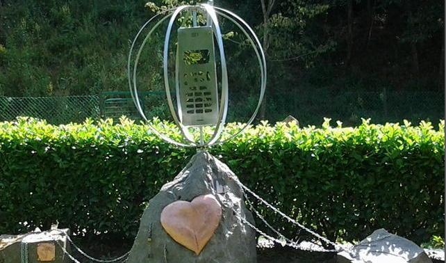 Monumento all’amore sotto il ponte sospeso