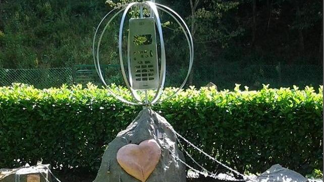 Monumento all’amore sotto il ponte sospeso