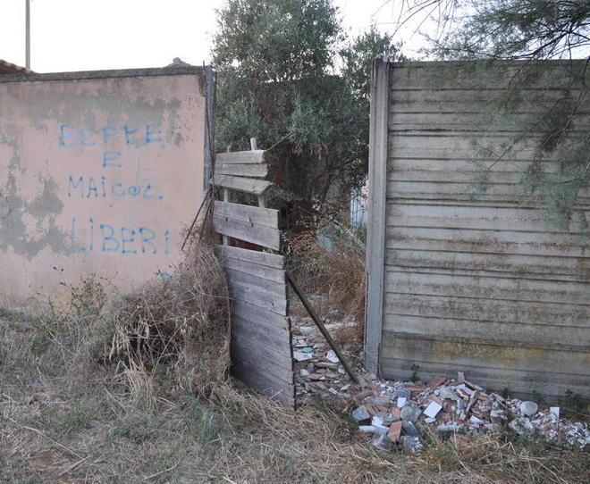 Cimitero, la recinzione è piena di buchi 