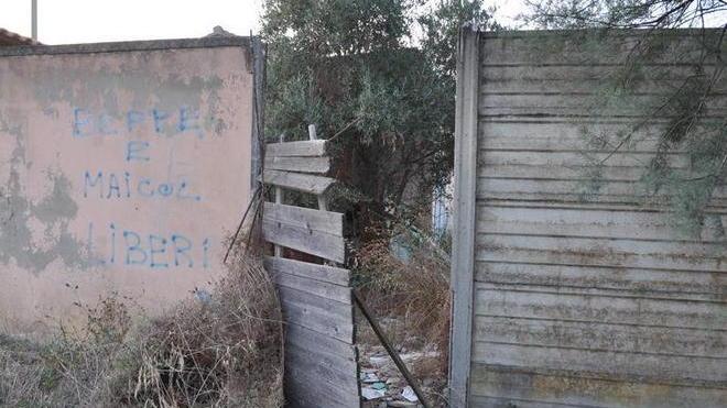 Cimitero, la recinzione è piena di buchi
