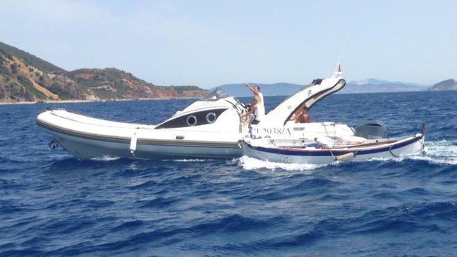 Gommone sperona una barca, un ferito 