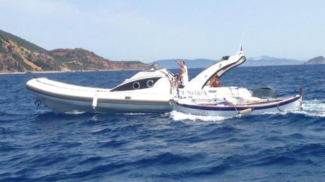 Gommone sperona una barca, un ferito
