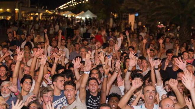 In migliaia per la notte di Lido
