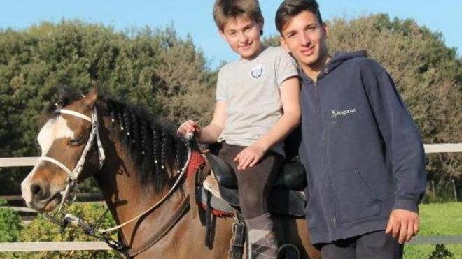 Rischiò di morire per un calcio, ma è di nuovo in sella