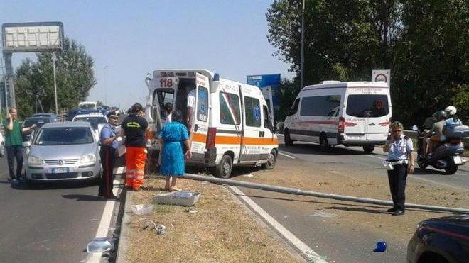 Pisa, ambulanza contro un palo Illeso anziano di Vada a bordo