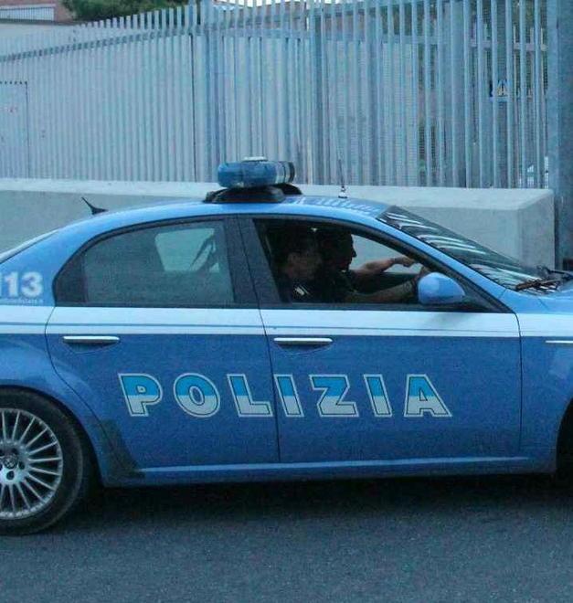 Donna scippata sul viale Carducci due ladri in fuga