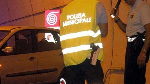 Tampona un’auto in galleria e fugge