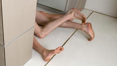 Fanno sesso in lavanderia, la moglie scopre la tresca