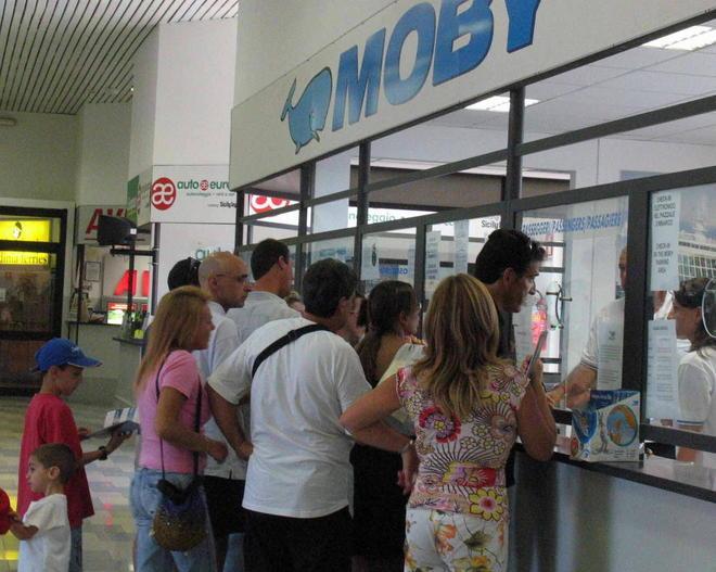 Traghetto per la Sardegna parte in anticipo, passeggeri infuriati 