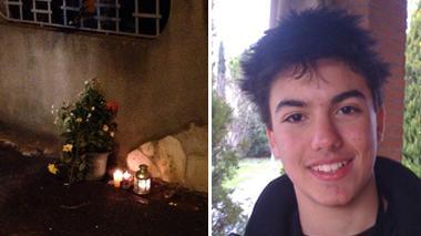 Candele e fiori nel punto della tragedia: «Ciao Cesare»