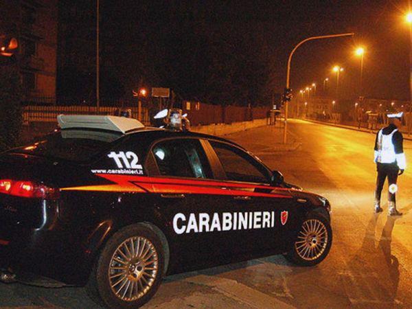 Picchiato da un ladro nella sua casa, è grave 