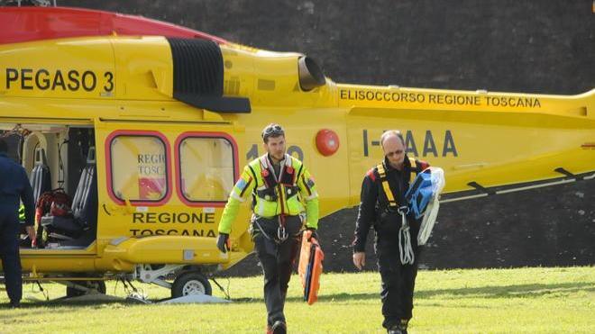 Perde il controllo con l’auto e finisce nel greto del Reno