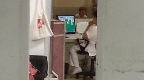 Un lettore accusa l’operatrice del pronto soccorso: “Giocava a solitario”