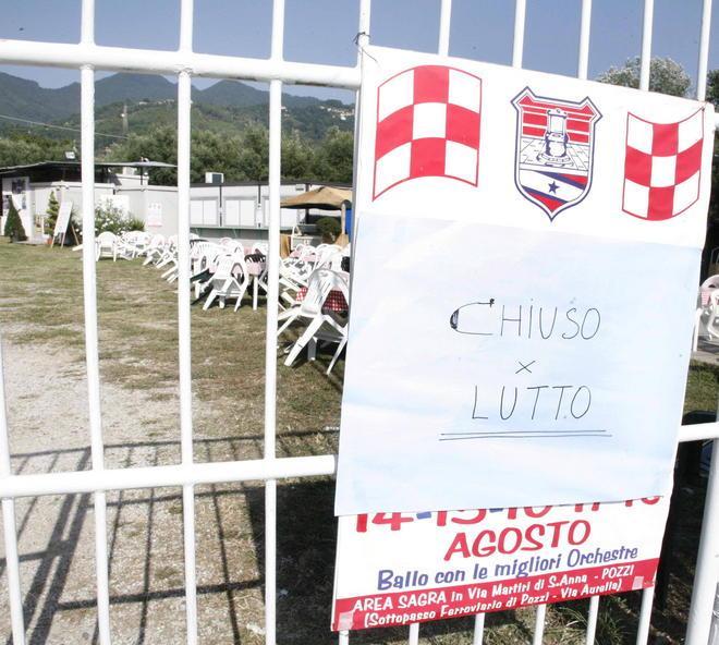 Ultimo abbraccio a Sara nello stadio del Palio 