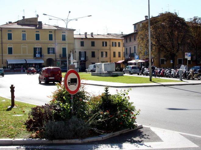 Picchiata dal fidanzato in una piazza affollata 