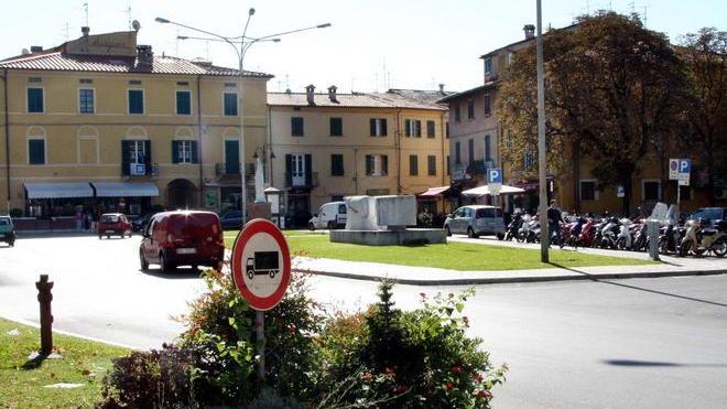 Picchiata dal fidanzato in una piazza affollata