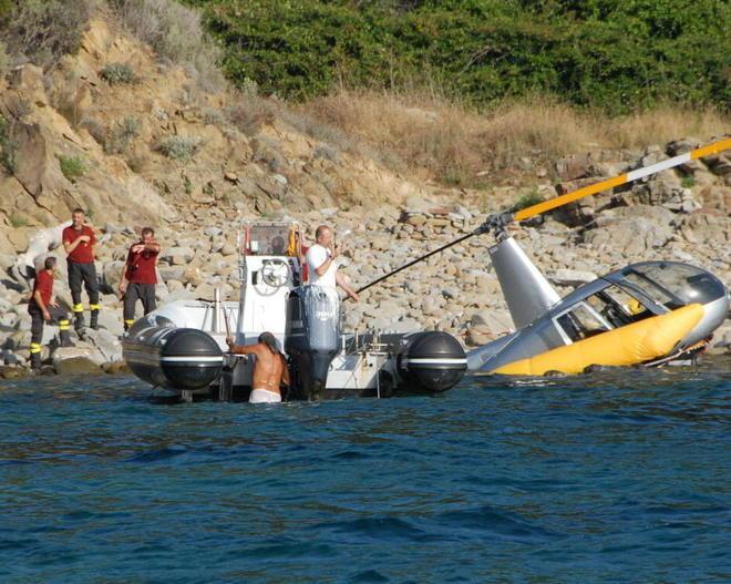 Elicottero in avaria ammara in mezzo ai bagnanti spaventati