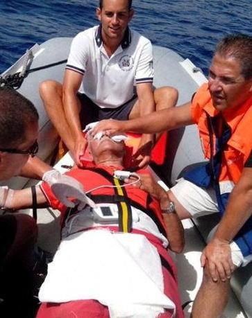 Gommone sperona una barca, un ferito 