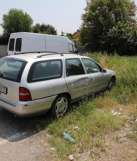 Degrado e sporco al parcheggio di Pontorme