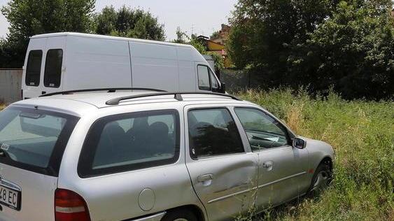 Degrado e sporco al parcheggio di Pontorme