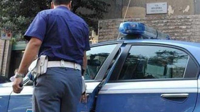 Colto da malore in casa: anziano salvato dalla polizia