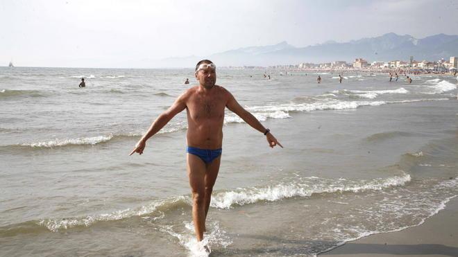 Nuota per più di dieci ore tra Viareggio e Forte dei Marmi