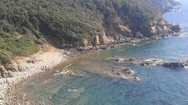 Elicottero ammara in mezzo ai bagnanti