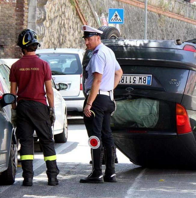 Auto si ribalta dopo lo scontro ferita la conducente