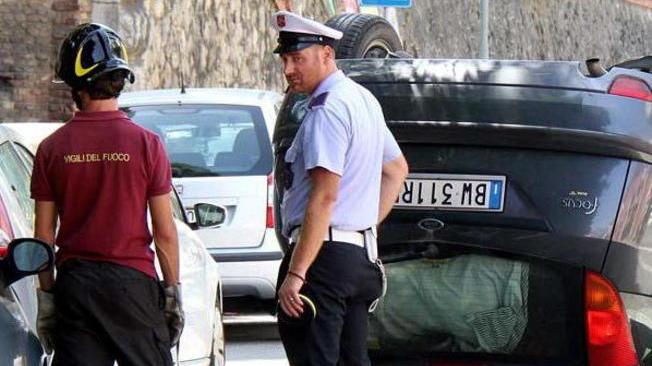 Auto si ribalta dopo lo scontro ferita la conducente