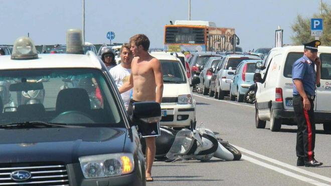 Scontro fra due scooter davanti ai bagni Fiume