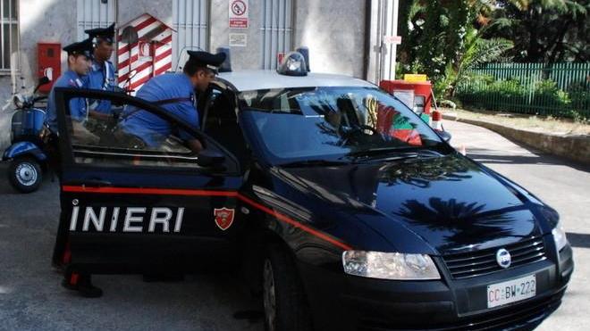 Rubava i soldi dal negozio in cui lavorava, ai domiciliari