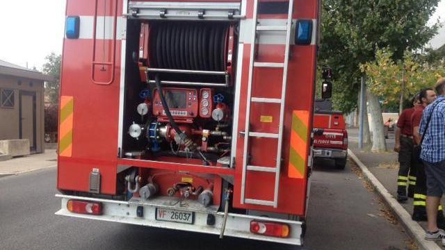 Incendio a Scarlino, le fiamme lambiscono le case