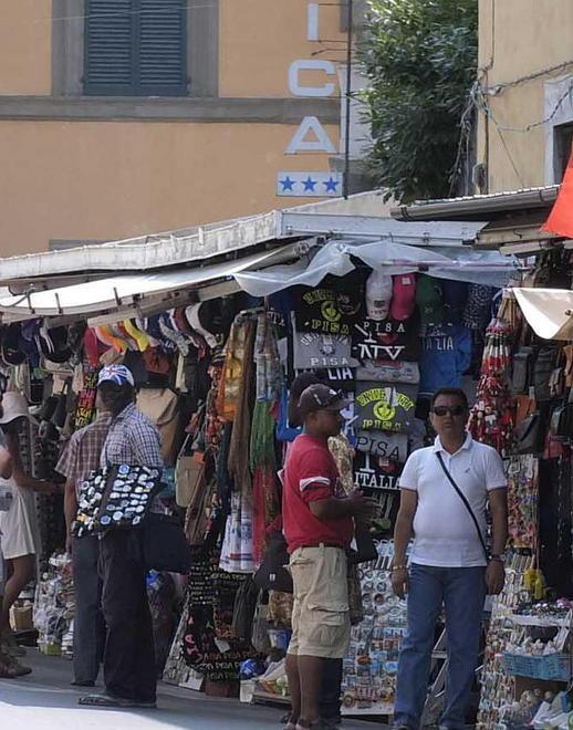 Duomo, bancarellai pronti a comprare parte del S. Chiara 