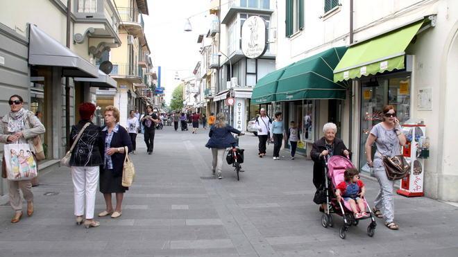 Una grande festa in bianco per rilanciare il commercio in centro