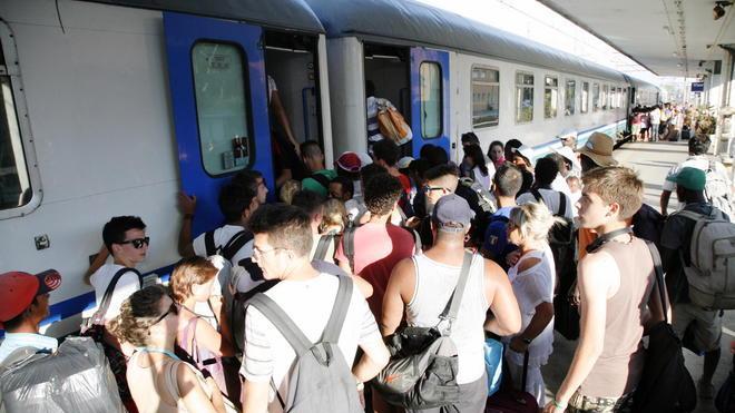 Il treno arriva con troppo ritardo e non riparte: scoppia il caos in stazione