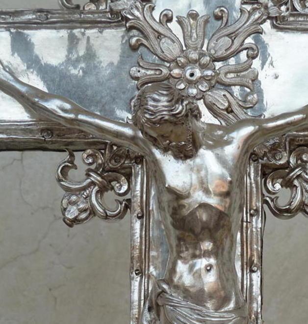Restaurata la magnifica croce della Pieve