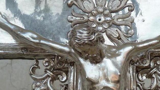 Restaurata la magnifica croce della Pieve