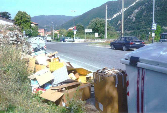 Bedizzano, esasperati dalla sporcizia