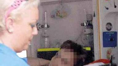 Pino crolla su auto, donna ferita