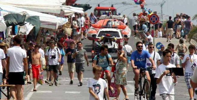 Dj, sangria e bancarelle il lungomare diventa rock 